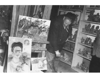 Fig. ia. Author unknown. Photo of Diego Rivera with his prehispanic art collection and an unknown artwork by Frida Kahlo, June 13, 1954.